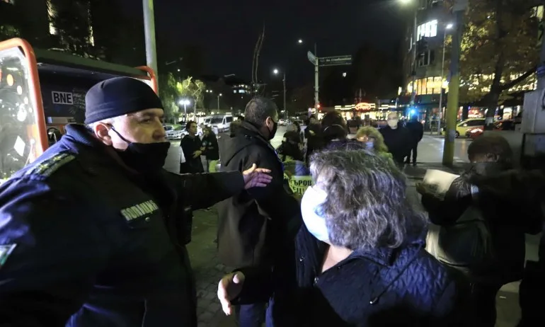 Сблъсък между противници и подкрепящи Мангъров пред Министерство на здравеопазването - Tribune.bg