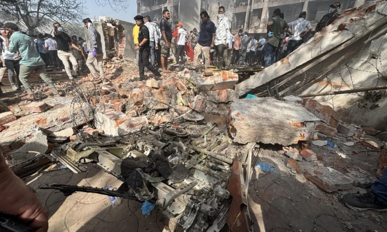 Самолет с 244 души на борда се разби в Индия - (ВИДЕО) - Tribune.bg