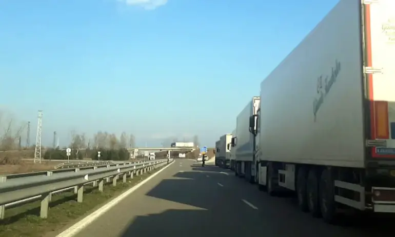 Отвориха Зелен коридор за бързоразвалящи се стоки и опасни товари на Дунав мост 2 - Tribune.bg
