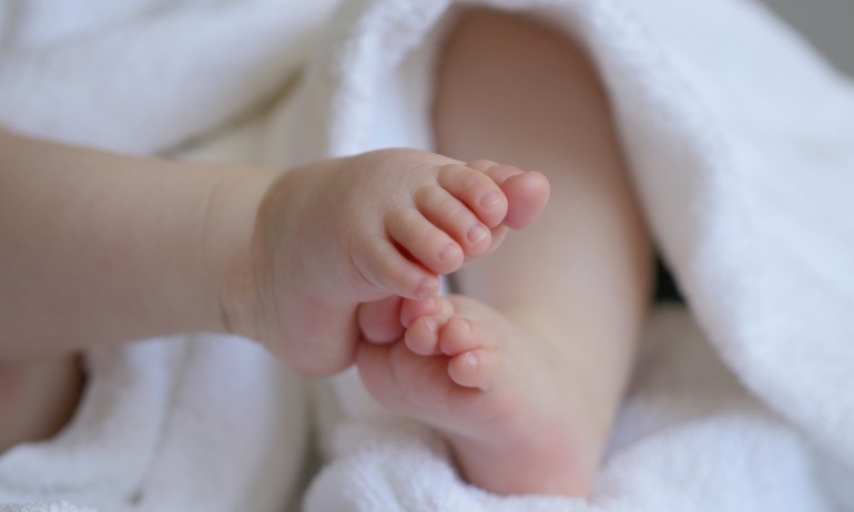 ДАЗД и Прокуратурата се самосезираха заради връзвани бебета в Сливенската болница - Tribune.bg