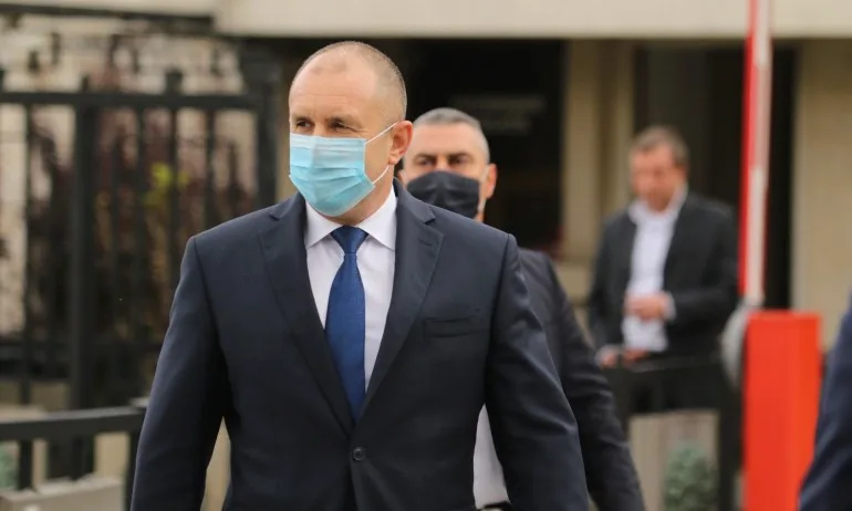 На 10 ноември Радев написа: Лозунгът Мутри, вън вещае края на узурпаторите на прехода - Tribune.bg