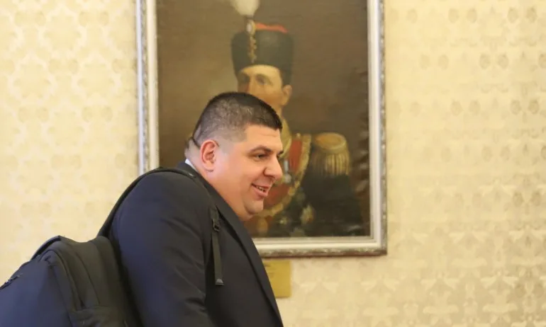 ДБ вместо Сиела за 228-те машини: Било Боливудска акция от треторазредния актьор Борисов - Tribune.bg