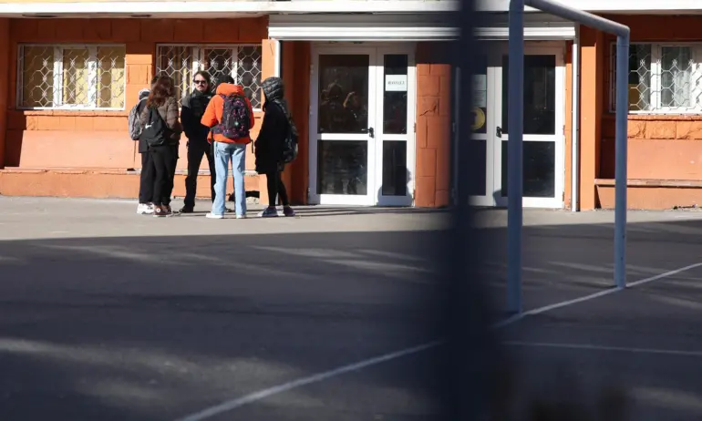 Училищните директори предлагат 14, а не 15 дни отсъствия по семейни причини - Tribune.bg