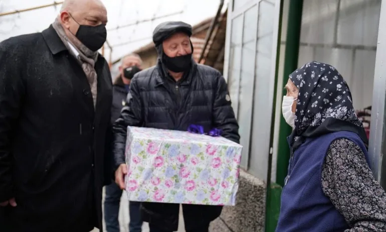 Кандидат-депутати зарадваха възрастна жена с подаръци за 100-годишния ѝ юбилей - Tribune.bg