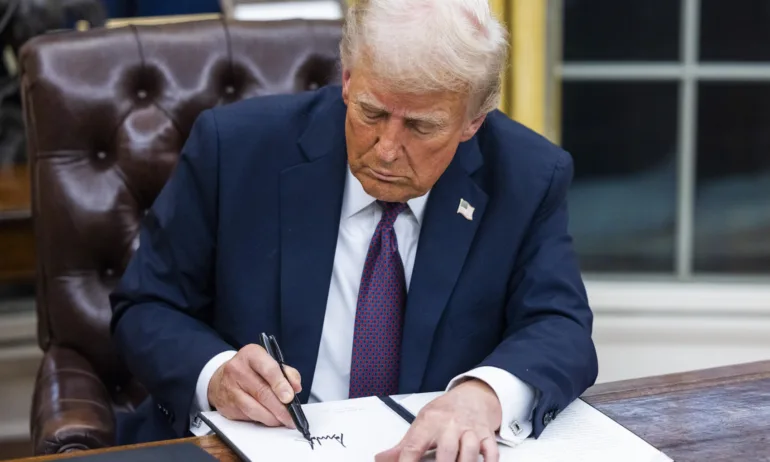 Първите укази на Тръмп – изтегли САЩ от СЗО, Парижкото споразумение за климата и помилва обвинени за щурма на Капитолия - Tribune.bg