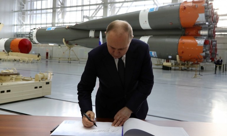 Путин: Русия ще започне проучвания на Луната - Tribune.bg