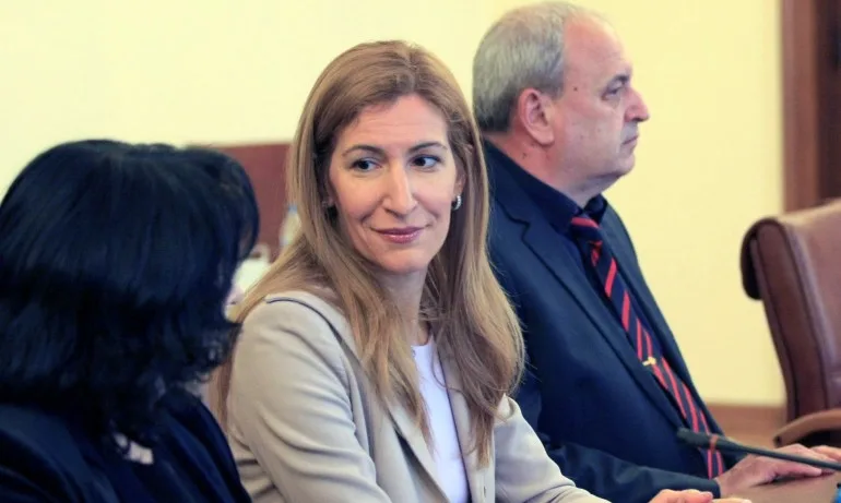 Министър Ангелкова: Негативната кампания ще навреди на имиджа на България - Tribune.bg