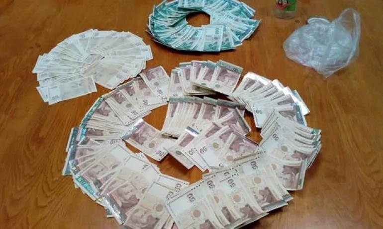 След ало измама: Полицаи опазиха над 11 хил. лв. на възрастна жена - Tribune.bg
