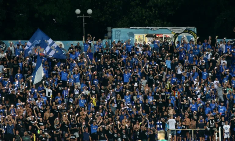 За часове: Изкупиха билетите за Левски - Хамрун - Tribune.bg