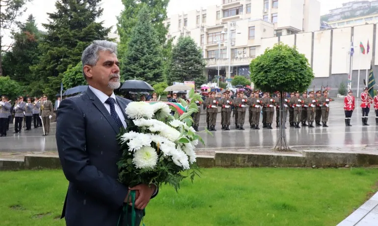 Доц. Михов, ВМРО: Радев ще се разграничи или ще подкрепи поругаването на МО? - Tribune.bg