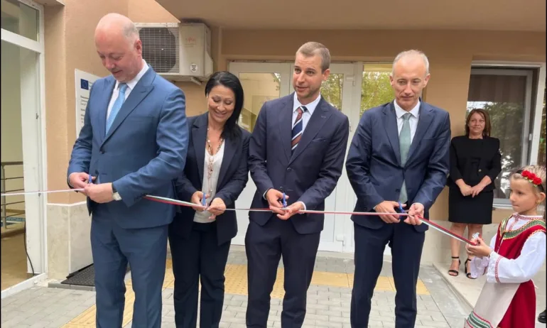 Министър Вълчев и премиерът Желязков откриха обновени училище и детска градина в община Симитли - Tribune.bg
