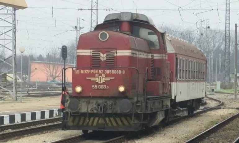 Човек изкочил пред влак край Стамболийски, над 100 души са блокирани - Tribune.bg