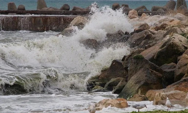 Военен хеликоптер издирва мъж, изчезнал в морето преди дни - Tribune.bg