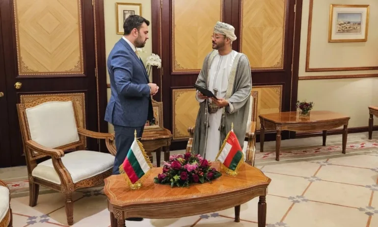 Георг Георгиев удостои оманския си колега с най-високото отличие на МВнР - Tribune.bg