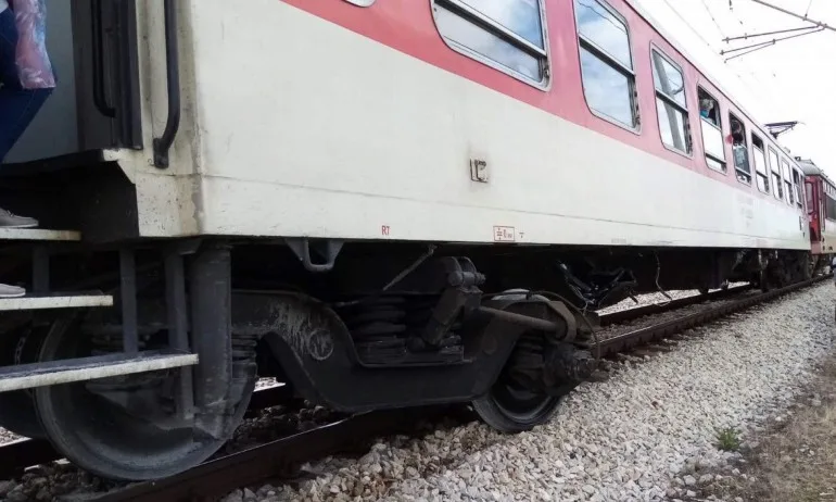 Влак блъсна камион на жп прелез край Карнобат, пътник е пострадал - Tribune.bg