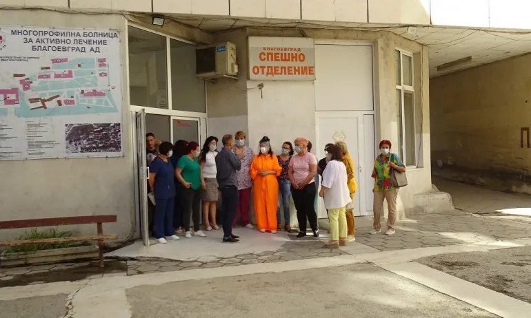 Служители от спешното отделение в Благоевград излязоха на протест - Tribune.bg