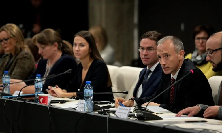 Образователният министър: Комуникативните умения ще останат базови за всеки ученик - Tribune.bg