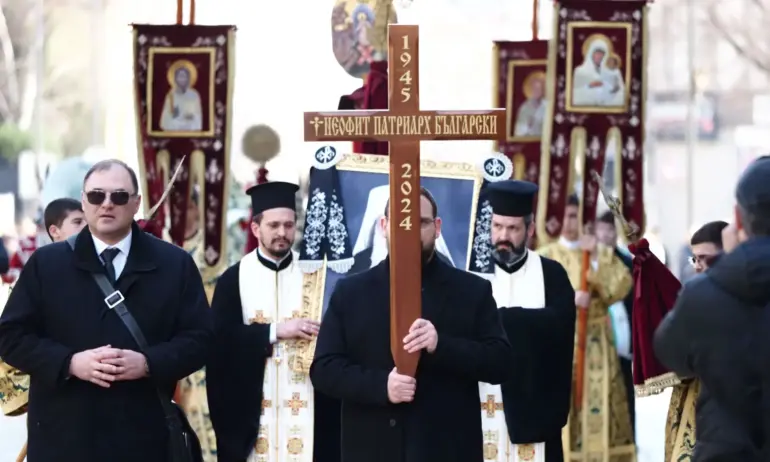 Положиха тленните останки на патриарх Неофит в църквата Света Неделя - Tribune.bg