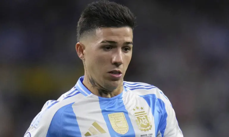 Челси започва разследване срещу Енцо Фернандес - Tribune.bg