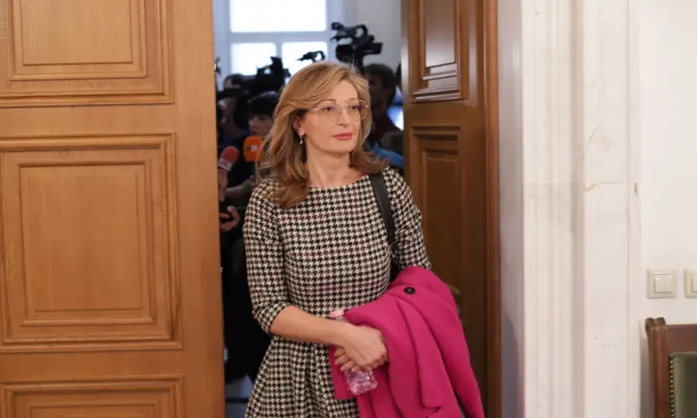 Екатерина Захариева от ГЕРБ е осиновила дете - Tribune.bg