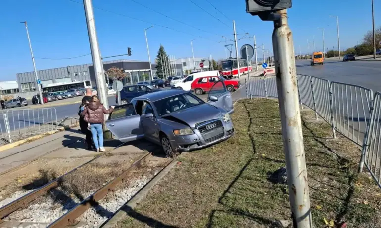 Катастрофа на ул. Летоструй и бул. Ботевградско шосе, трамвайните линии са блокирани - Tribune.bg