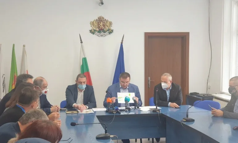 Здравният министър: Не си носете маските като украшение. Те помагат! - Tribune.bg