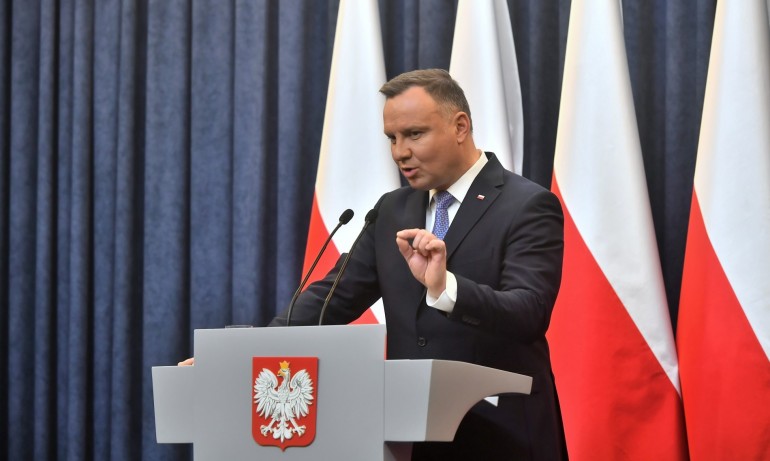 Полският президент наложи вето на спорния закон за медиите - Tribune.bg