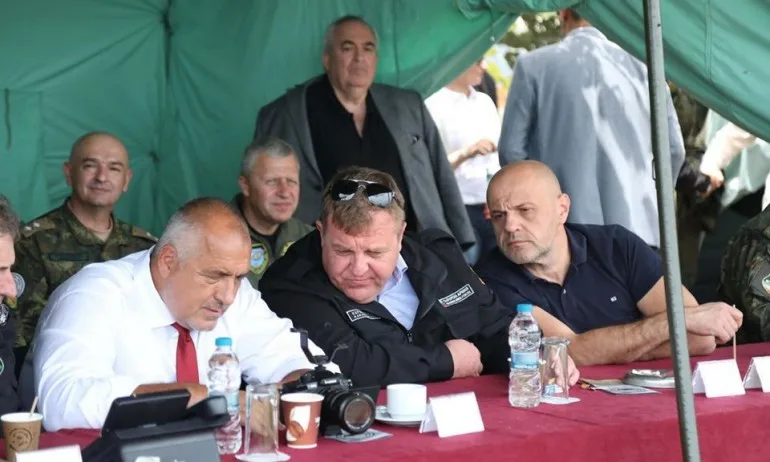 Борисов, Каракачанов и Дончев изгледаха ракетно учение край нос Емине - Tribune.bg