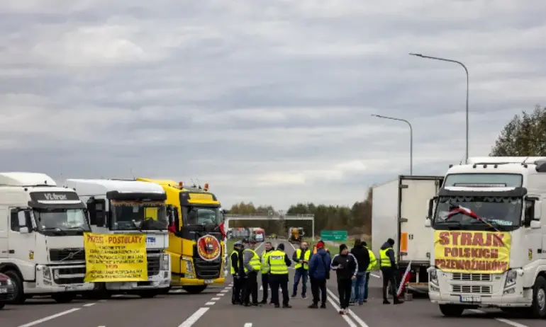 Високо напрежение: Полските фермери и превозвачи се обединиха в блокадата на украинската граница - Tribune.bg