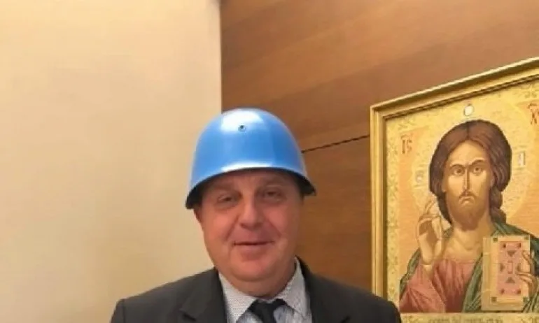 Спазено обещание: Каракачанов отиде със синя каска на коалиционния съвет - Tribune.bg