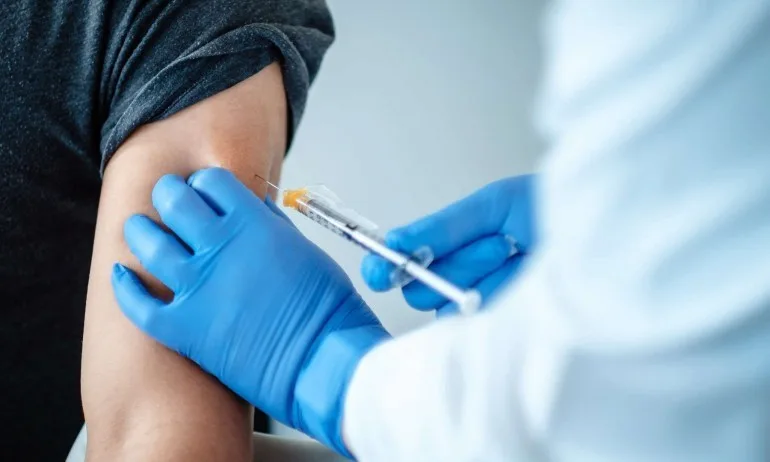 Крайният срок за заявки за ваксинация от медиците на първа линия изтича - Tribune.bg