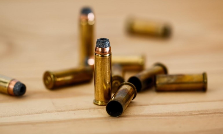 Мъж удари стар патрон с чук, куршумът се заби в задните му части - Tribune.bg
