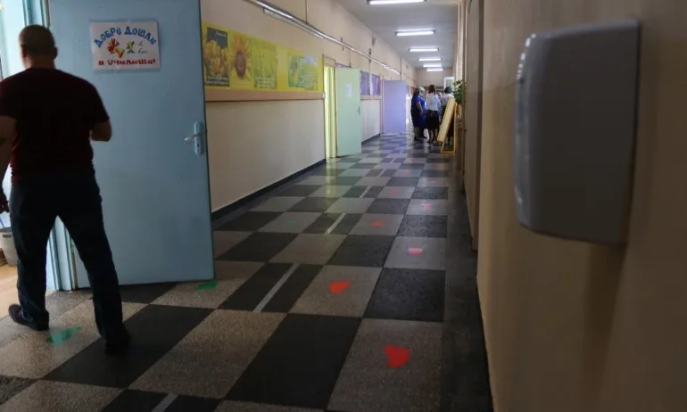 Обсъждат връщането в клас на учениците от 5 до 12 клас - Tribune.bg