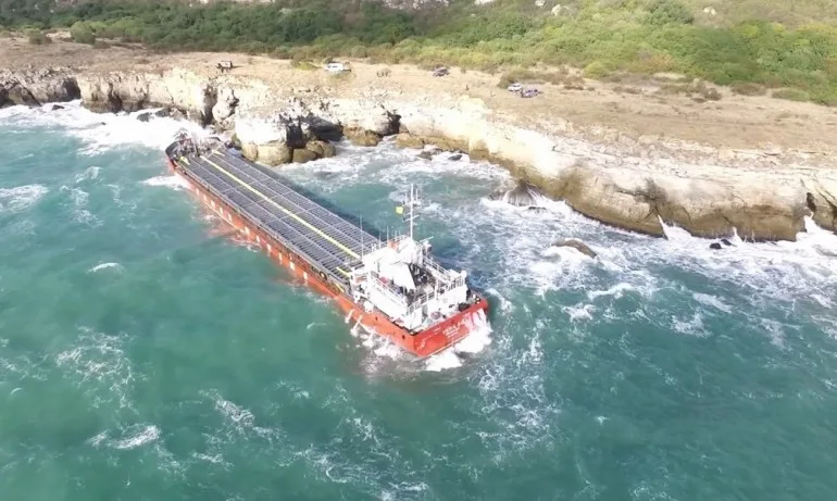 Най-накрая: Стартираха операцията по разтоварване на заседналия товарен кораб Вера Су - Tribune.bg