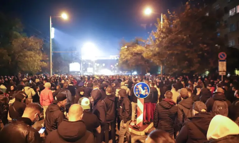 МВР: Не разполагаме с кадри, доказващи сблъсък между враждуващи фенове на протеста - Tribune.bg