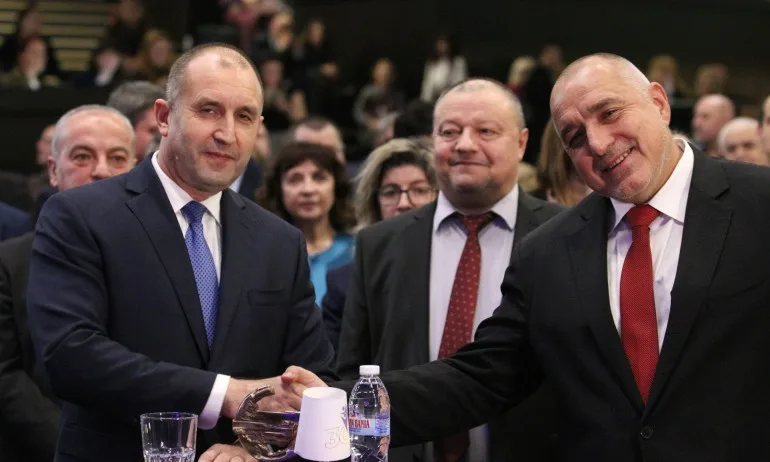 Борисов стисна ръката на Радев: Тарикат-мъж не писка! - Tribune.bg