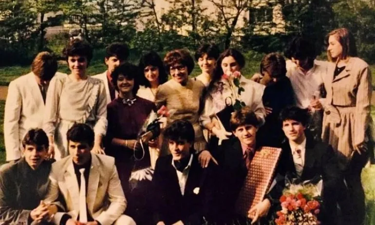 Нинова сподели снимка от абитуриентския си бал за деня на светите братя Кирил и Методий - Tribune.bg