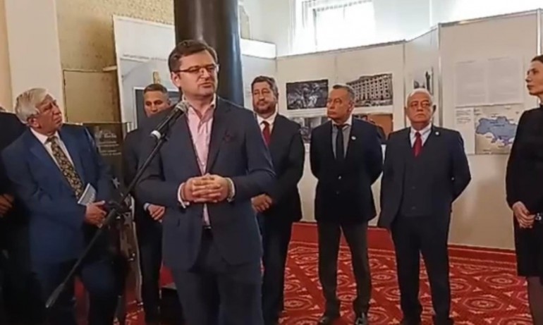 Кулеба за военната помощ: Надявам се политиците да променят решението си (ВИДЕО) - Tribune.bg