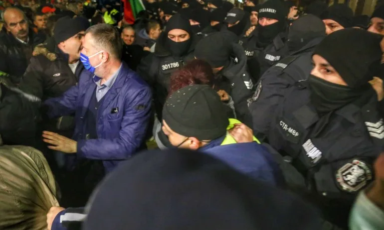 Протестиращи опитаха да щурмуват Министерски съвет (СНИМКИ) - Tribune.bg