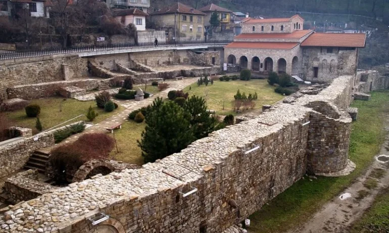 Заради силните дъждове ограничиха посещенията в църквата Св. 40 мъченици във В. Търново - Tribune.bg