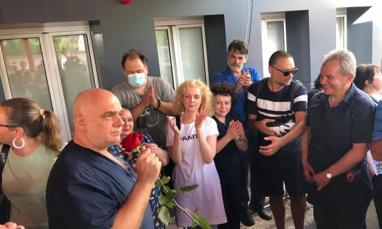 Пациентите фантоми излязоха да защитят доц. Атанасов пред Пирогов (снимки) - Tribune.bg