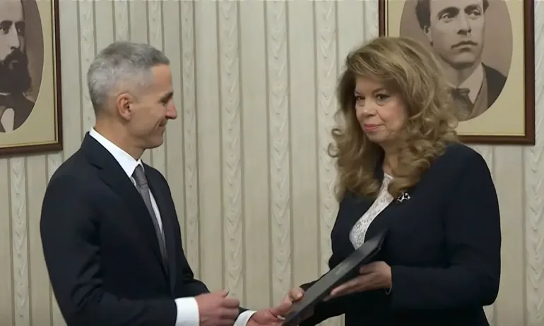 Илияна Йотова връчи папката с мандата, Андрей Гюров я прие - Tribune.bg