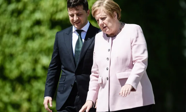 Какво се случва с Меркел? Канцлерът едва стоеше на крака на официално събитие - Tribune.bg