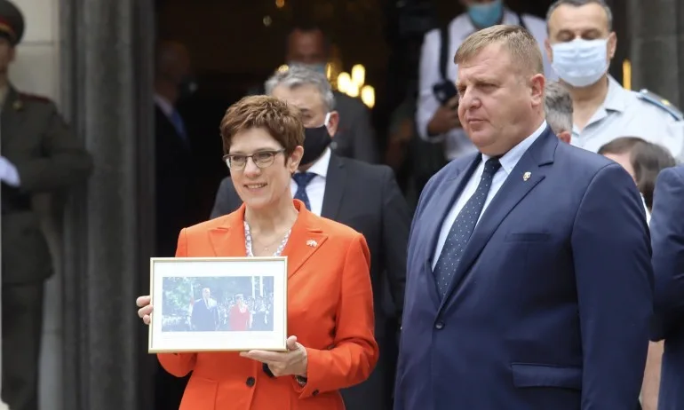 Каракачанов: Нямаме намерение да намаляваме бюджета на армията заради COVID-19 - Tribune.bg