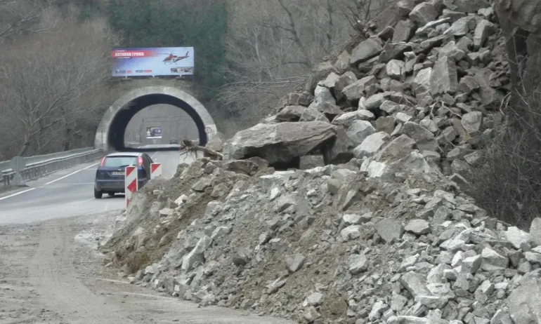 Свлачище затруднява движението в Кресненското дефиле - Tribune.bg
