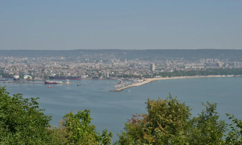 Изследват морската вода след изтичане на фекални води от хотел край Варна - Tribune.bg