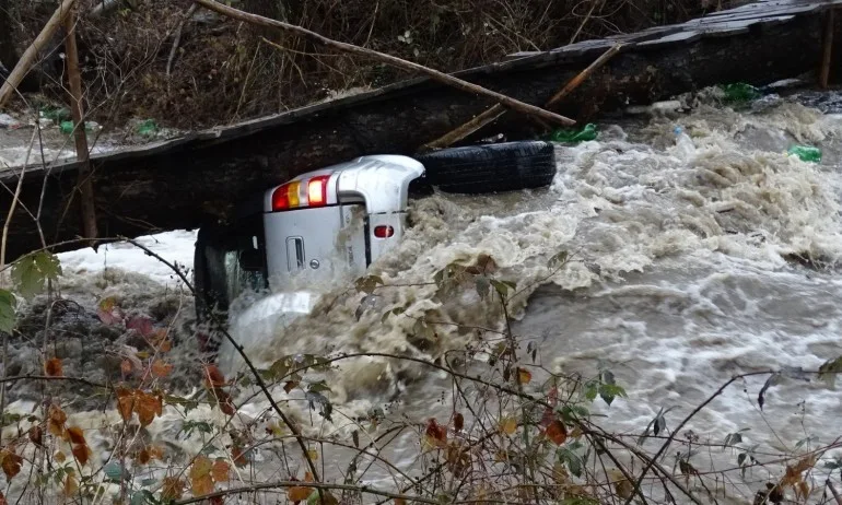 Наводнения и свалчища в страната белязаха изминалата нощта - Tribune.bg