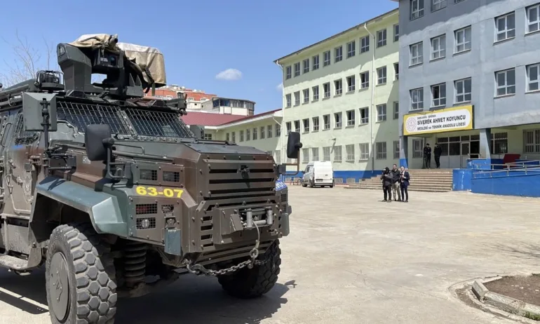 Ученик откри огън пред гимназия в Турция, рани 11 деца - Tribune.bg