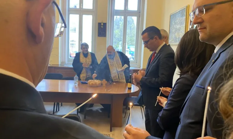 Възраждане: ДБ са поискали Светия синод да накаже двамата свещеници, които осветиха стаята ни - Tribune.bg