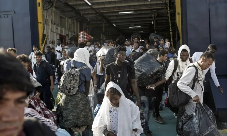 Около 40 000 нови бежанци и мигранти в Гърция за 4 месеца - Tribune.bg